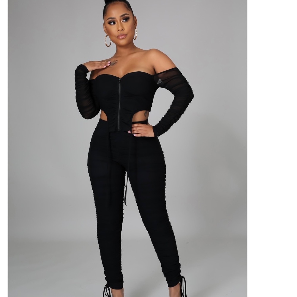 Two-piece set
Long sleeve crop top